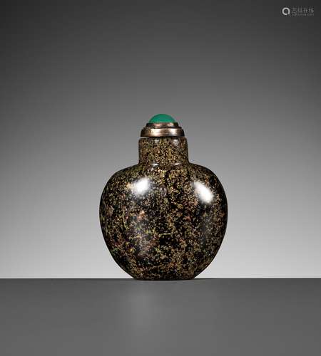 A GOLD-FLECKED BLACK GLASS SNUFF BOTTLE, 1700-1770