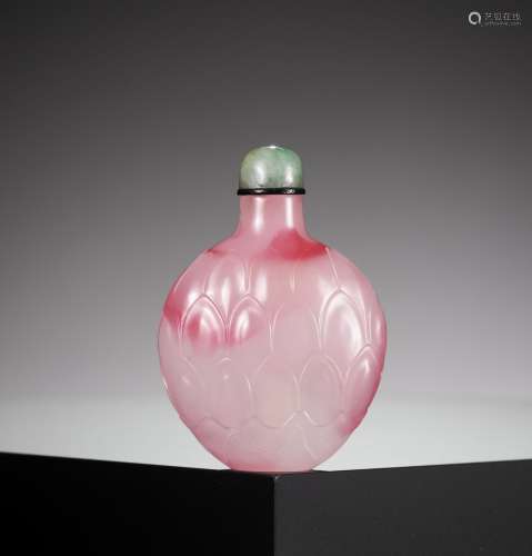 A CARVED PINK GLASS ‘LOTUS’ SNUFF BOTTLE, 18TH-19TH CENTURY
