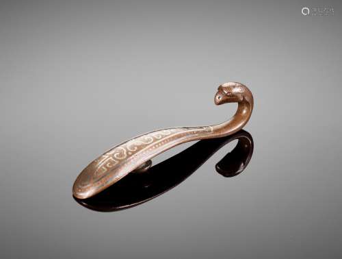 A SILVER-INLAID BRONZE ‘PHOENIX’ BELT HOOK, ATTRIBUTED TO SH...