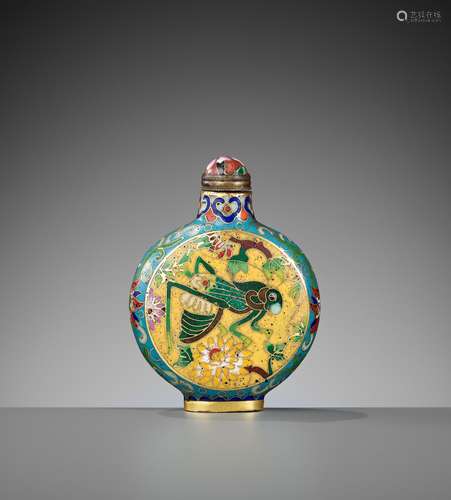 A CLOISONNÉ ENAMEL ‘SMILING CRICKET’ SNUFF BOTTLE, 1780-1850