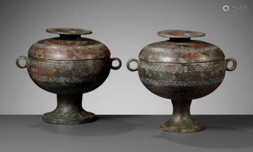 A PAIR OF BRONZE RITUAL VESSELS AND COVER, DOU, EASTERN ZHOU...