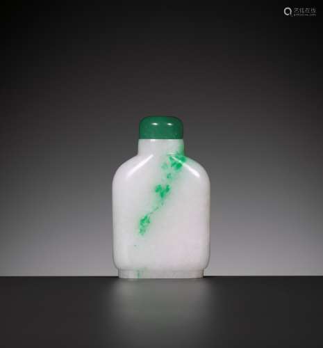 AN EMERALD-GREEN AND WHITE ‘PINES IN THE SNOW’ JADEITE SNUFF...