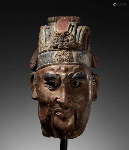 A LARGE PAINTED STUCCO HEAD OF A GUARDIAN KING, SONG TO MING...