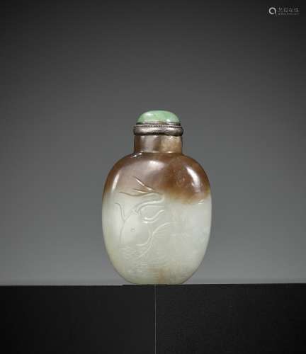 A WHITE AND BROWN JADE ‘CARP’ SNUFF BOTTLE, 1780-1850