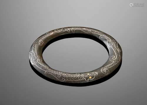 A SILVER AND GOLD INLAID BRONZE BANGLE, WARRING STATES TO WE...