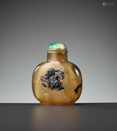 A CAMEO AGATE ‘BOY AND LOTUS’ SNUFF BOTTLE, 1750-1850