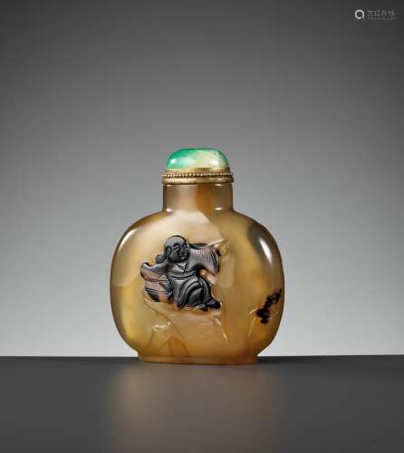 A CAMEO AGATE ‘BOY AND LOTUS’ SNUFF BOTTLE, 1750-1850