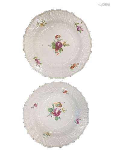 45-Vienne : une paire d'assiettes creuses en porcelaine ...