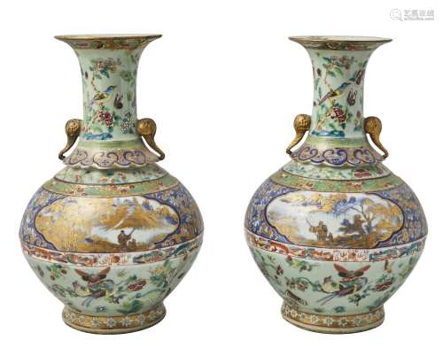 52-Chine 
Belle paire de vases de forme balustre en porcelai...