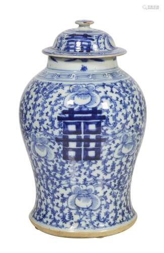 66-Chine
Vase couvert en porcelaine à décor camaieu bleu de ...