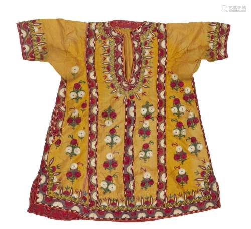 81-Vêtement indien en soie à fond jaune à décor brodé de fle...
