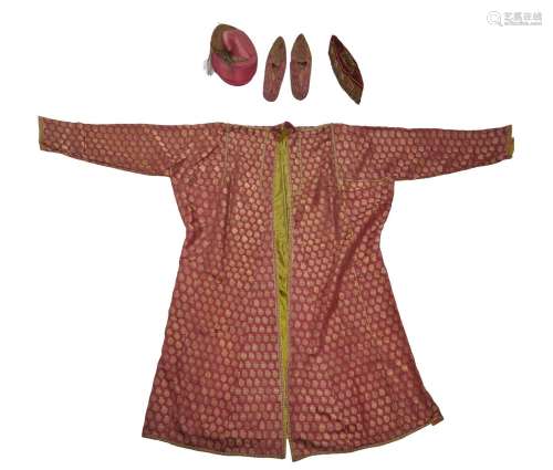 82-Vêtement indien en soie à fond rouge à décor doré de moti...