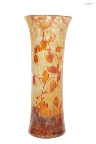 85-DAUM NANCY
Important vase en verre à décor dégagé à l'...