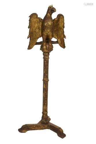105-Lutrin en bois sculpté et doré à décor d'aigle aux a...