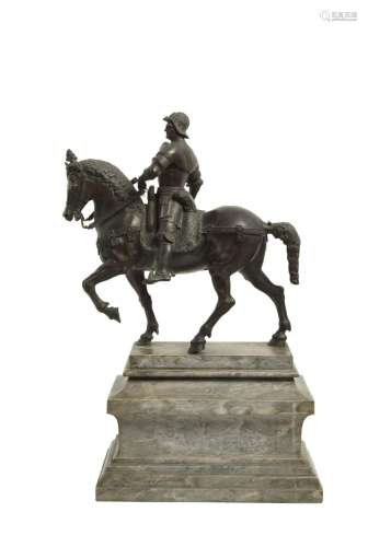 114-Condottiere en bronze patiné reposant sur un beau socle ...