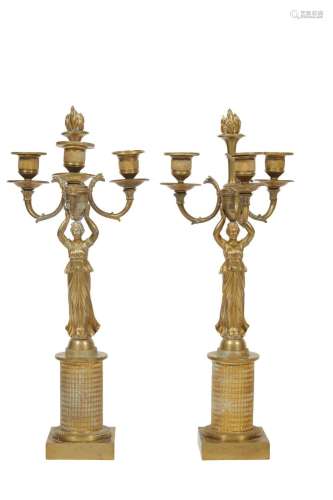 116-Paire de candélabres à trois lumières en bronze ciselé e...