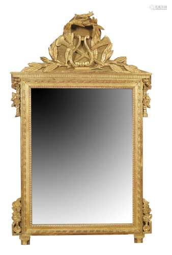 117-Miroir en bois doré mouluré et sculpté à décor de frises...
