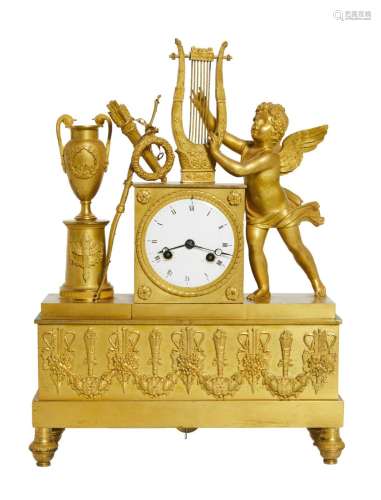 130-Pendule borne en bronze ciselé et doré à décor d'ang...