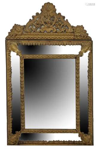 164-Miroir en bois à décor en cuivre repoussé de frises de g...