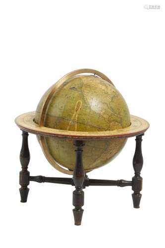 167-Globe terrestre à âme en bois à décor lithographié signé...
