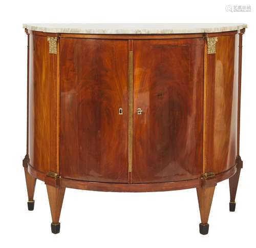 453-Commode demi-lune en acajou et placage d'acajou ouvr...