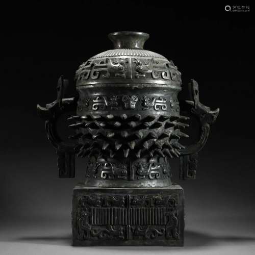 An Archaic Bronze Food Vessel Gui