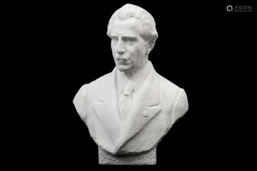 SINIA OSCAR (1877 - 1956) sculptuur in witte marmer : "...