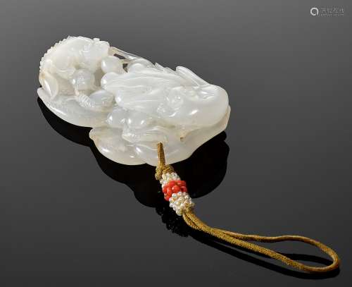 A WHITE JADE ‘SQUIRRELS AND GRAPES’ PENDANT, 18TH CENTURY