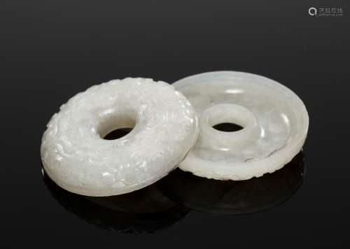 A WHITE JADE ‘ARCHAISTIC’ RING BOX AND COVER, 18TH CENTURY