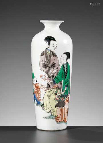 A FAMILLE VERTE ‘LADIES’ SLEEVE VASE, QING DYNASTY