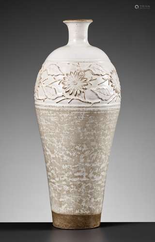 A MAGNIFICENT AND RARE CARVED CIZHOU ‘FLORAL’ BOTTLE VASE, S...