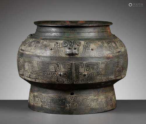 A LARGE AND FINELY CAST RITUAL BRONZE WINE VESSEL, POU, SHAN...