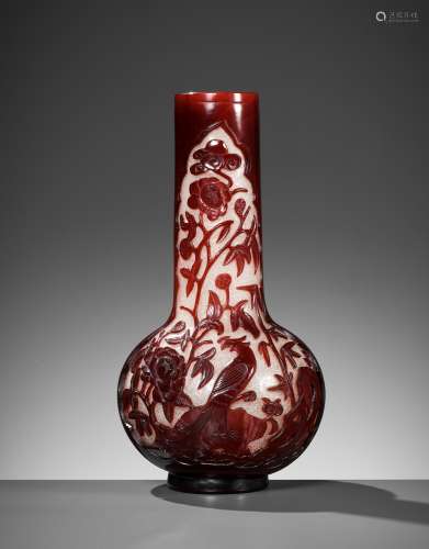 A RED OVERLAY ‘PHOENIX’ GLASS BOTTLE VASE, QING DYNASTY
