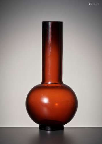 A TRANSLUCENT AMBER GLASS BOTTLE VASE, QING DYNASTY