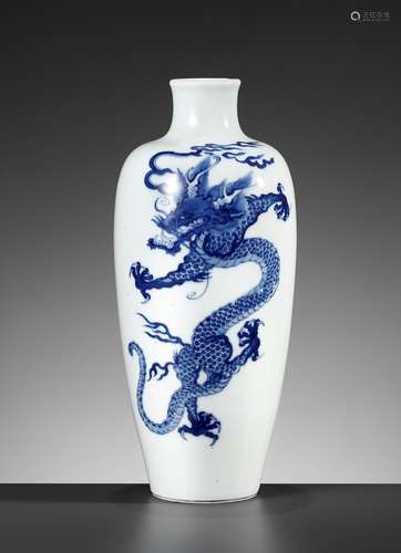 A BLUE AND WHITE ‘DRAGON’ VASE, KANGXI PERIOD