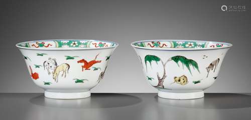 A PAIR OF FAMILLE VERTE ‘EIGHT HORSES OF MU WANG’ BOWLS, DOU...