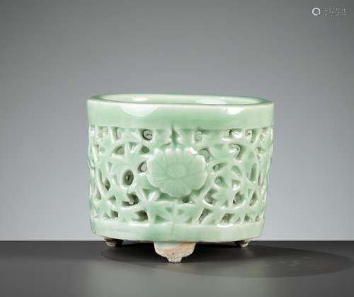 A LONQUAN CELADON-GLAZED RETICULATED TRIPOD CENSER, LATE MIN...