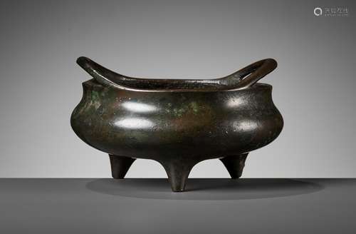 A BRONZE TRIPOD CENSER, SONG YUE LÜ MARK, 17TH-18TH CENTURY