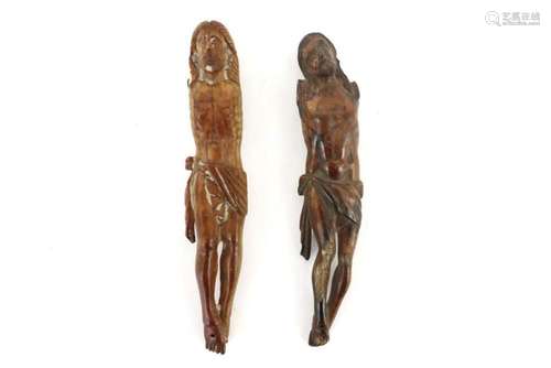 Lot van twee antieke Indo-Portugese Christuscorpus-sculpture...