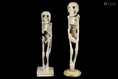 Lot van twee oude "memento mori" sculptuurtjes in ...