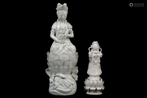 Lot van twee Chinese sculpturen in "blanc de Chine"...