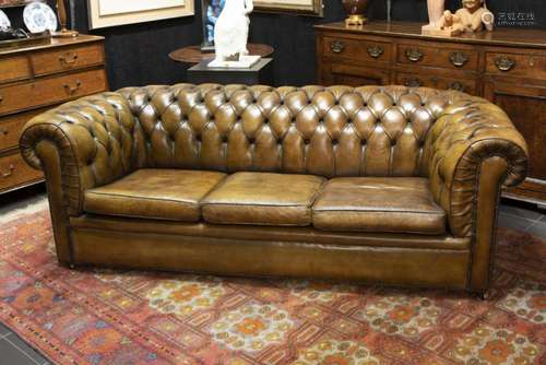 Goedbewaarde Chesterfield driezit in mooi gepatineerd leder ...