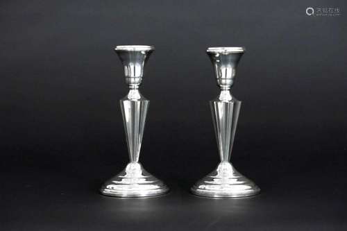 GARDEN SILVERSMITHS paar kandelaars in massief zilver, gemer...