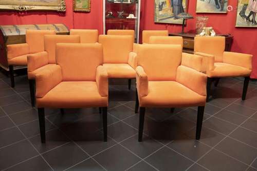 LUZ Interiors reeks van tien designstoelen met oranjekleurig...