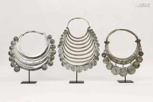 Lot van drie Oosterse tribale halsbanden in zilver en/of met...