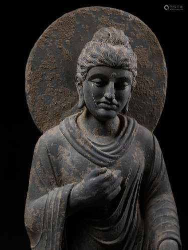 A LARGE GRAY SCHIST STATUE OF BUDDHA SHAKYAMUNI, 2ND-3RD CEN...