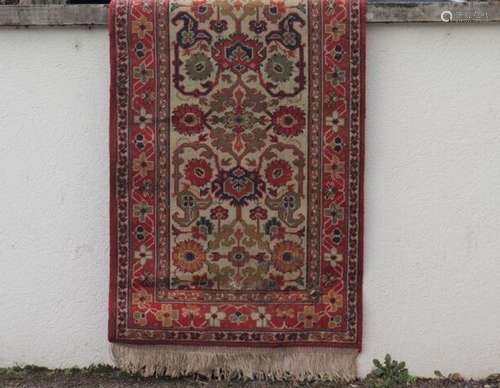 Tapis à motif de fleurs colorées sur fond crème, à bordure r...