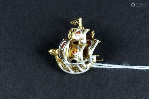 Broche stylisant un galion