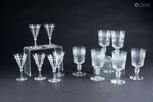 Six petits verres tulipés (hauteur : 13 cm) et six verres à ...