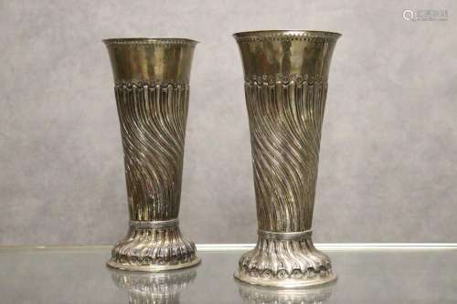 Paire de vases Cornet en argent anglais repoussé à décor tor...